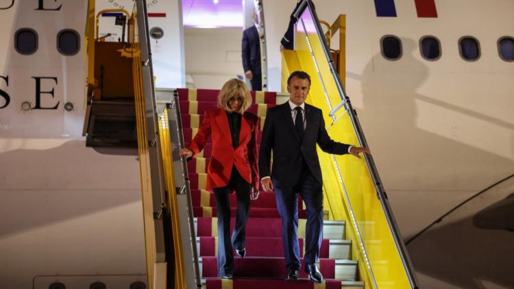 «C'est une chamaillerie» : Brigitte Macron repousse Emmanuel Macron au Vietnam puis refuse de prendre son bras, l'Elysée réagit (vidéo)